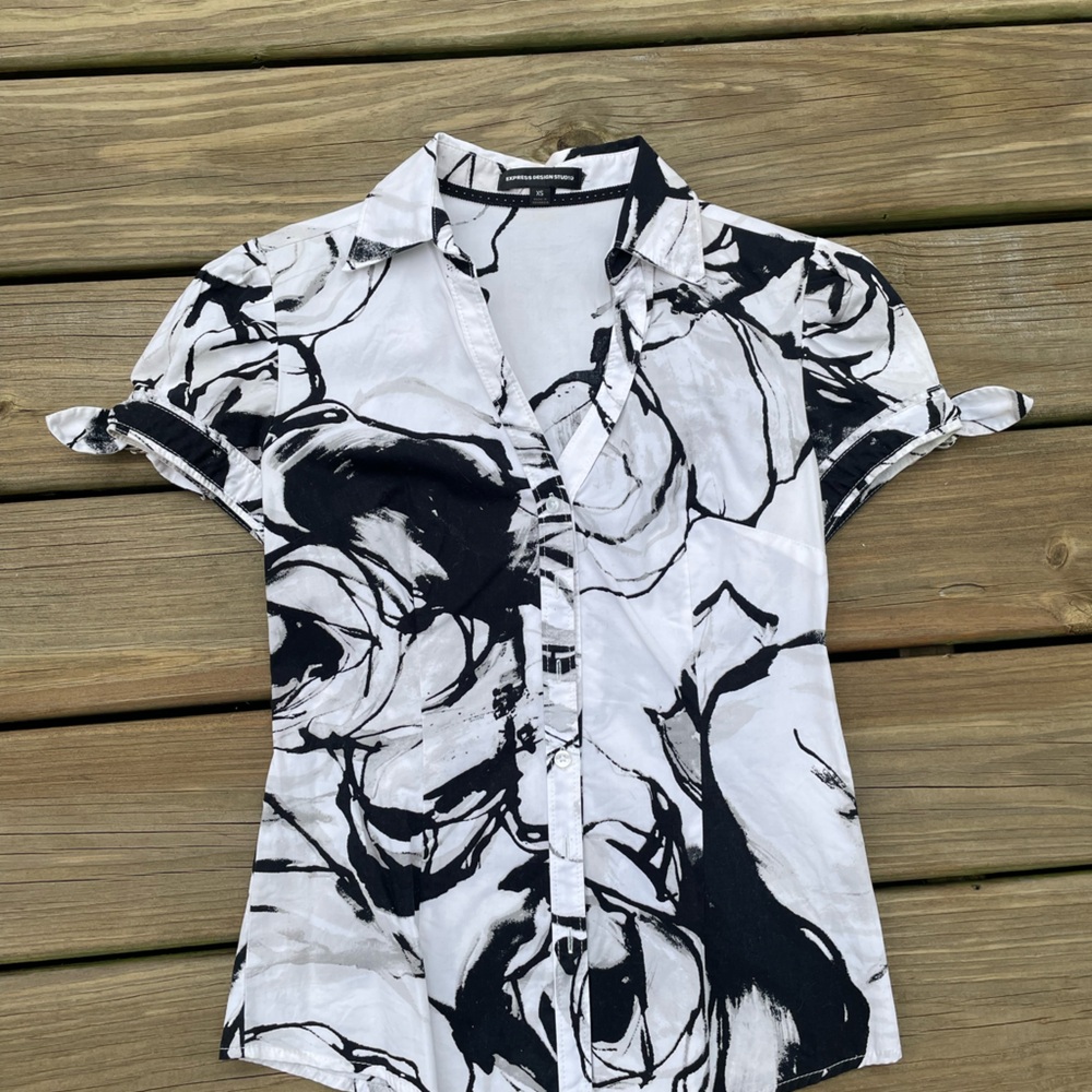 Express Short Sleeve Black & White Pattern Blouse - XS
